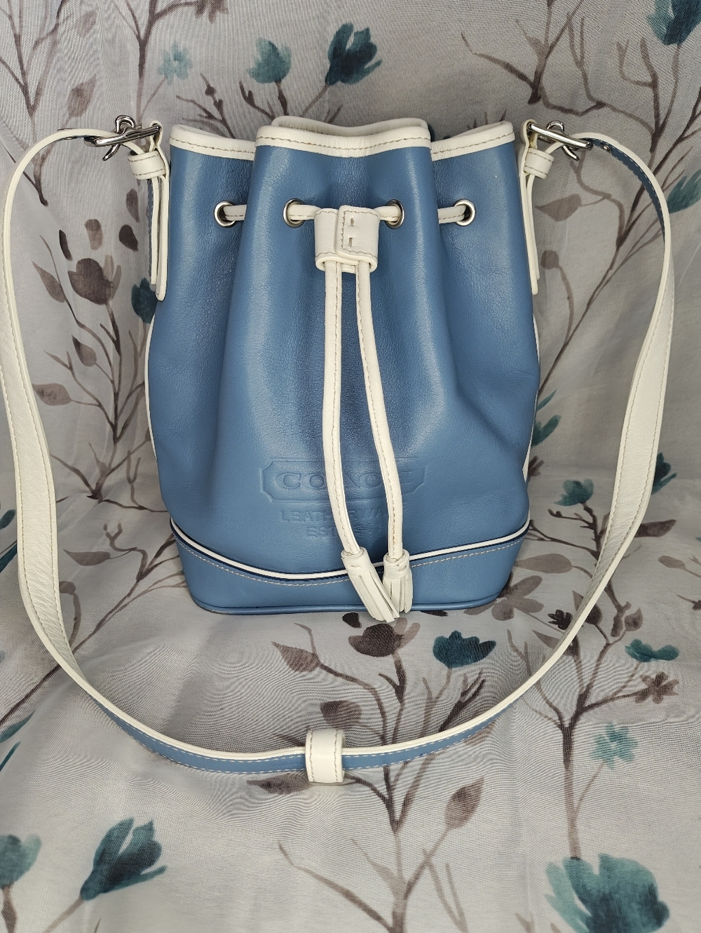 Vintage 2003 Coach Drawstring Bucket Bag Blue and White Leather - Picture 2 of 16